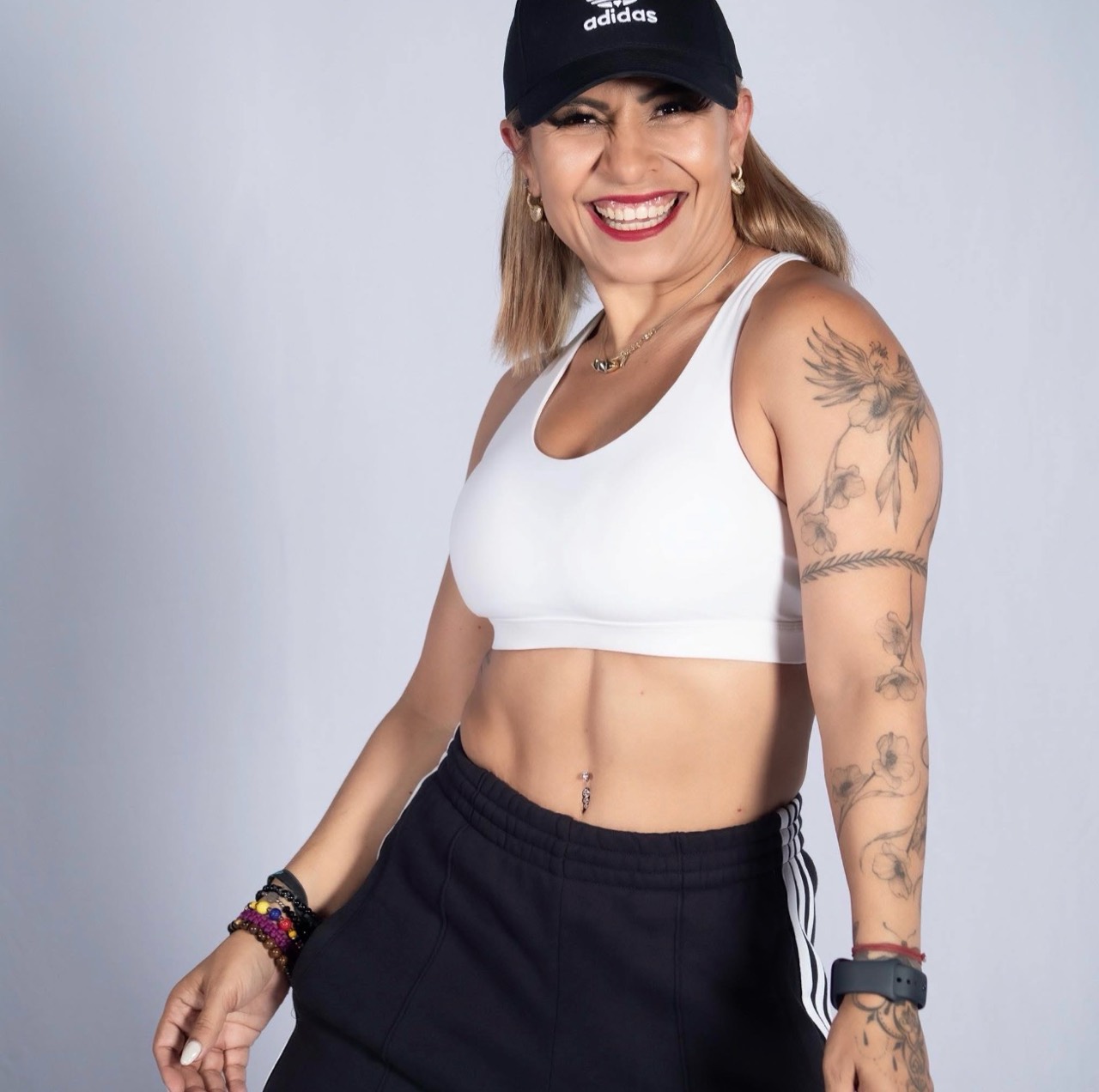 Paty De Sáenz sonriendo con ropa deportiva